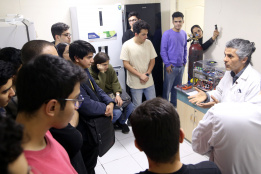 بازدید جمعی از نخبگان علمی جوان و دارندگان مدال‌های المپیادی کشوری از پژوهشگاه ملی سرطان جهاد دانشگاهی