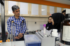بازدید معاون سازمان برنامه و بودجه از آخرین دستاوردهای پژوهشکده سرطان معتمد