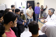 بازدید جمعی از نخبگان علمی جوان و دارندگان مدال‌های المپیادی کشوری از پژوهشگاه ملی سرطان جهاد دانشگاهی