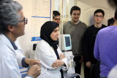 بازدید جمعی از نخبگان علمی جوان و دارندگان مدال‌های المپیادی کشوری از پژوهشگاه ملی سرطان جهاد دانشگاهی