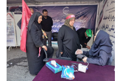 قابی از عزاداران امام شهید در موکب سلامت پژوهشگاه ملی سرطان