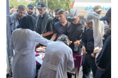 قابی از عزاداران امام شهید در موکب سلامت پژوهشگاه ملی سرطان